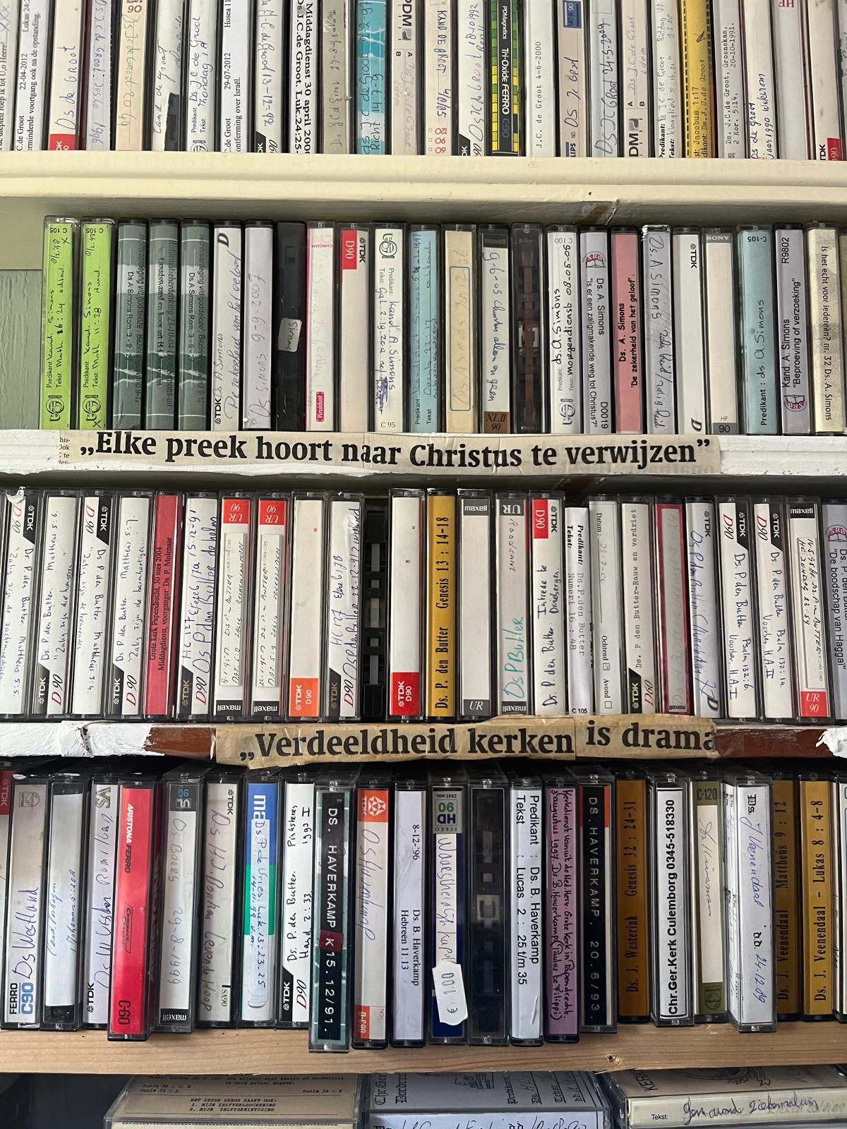 Planken vol cassettebandjes in Willems verzameling